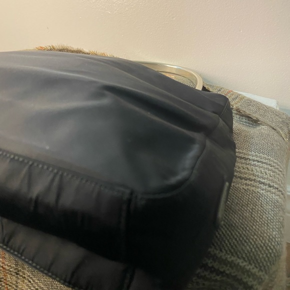 Prada shoulder bag - black and with metal handle -classy style - Picture 10 of 17